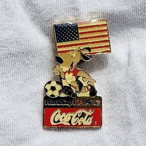 World Cup FIFA USA 1994 Coca Cola Vintage‎ Lapel Pin Striker the Mascot USA Flag